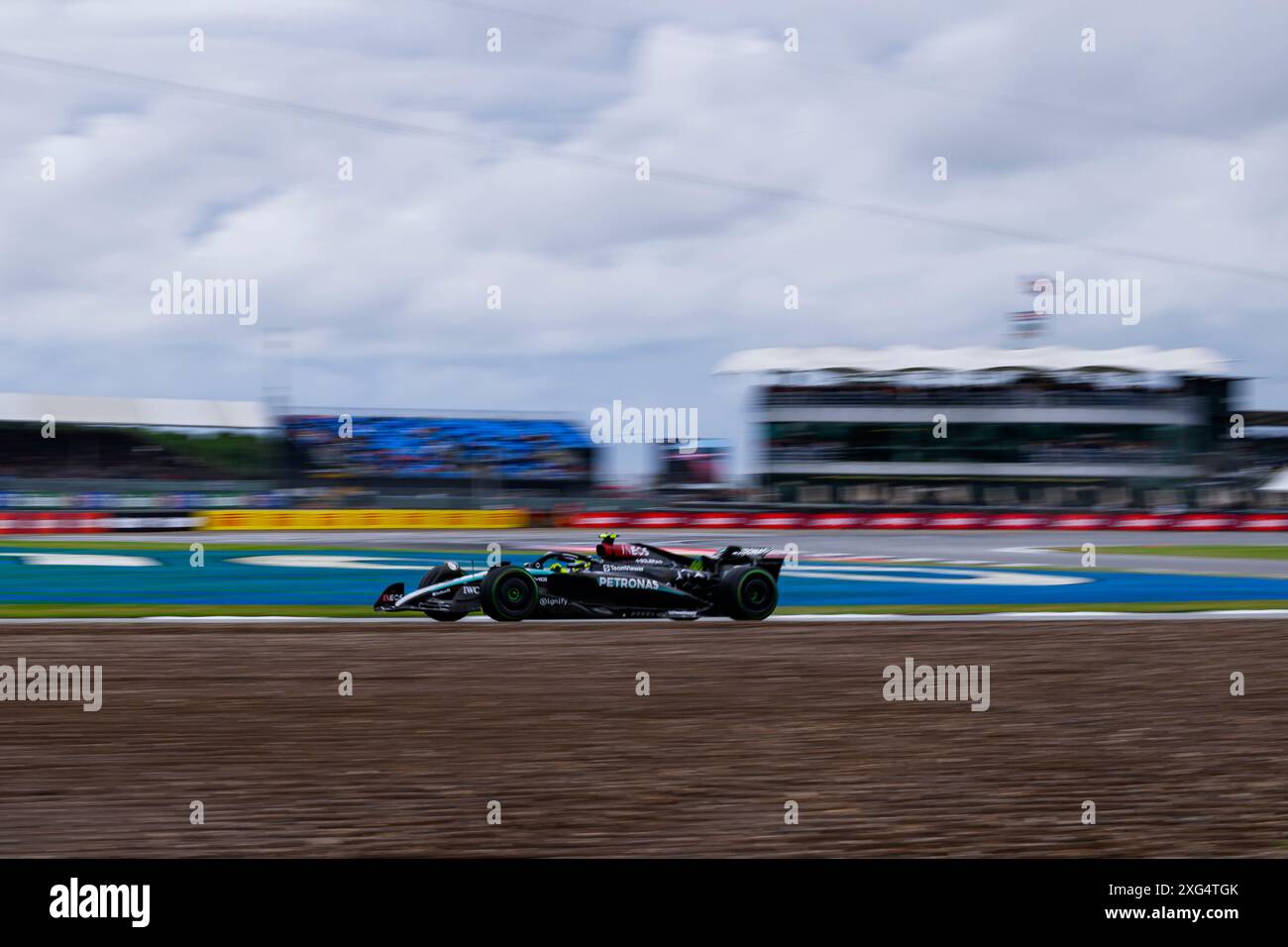 NORTHAMPTONSHIRE, VEREINIGTES KÖNIGREICH. Juli 24. Lewis Hamilton (Großbritannien) von Mercedes-AMG PETRONAS F1 Team Action in der heutigen dritten Trainingssession während des Grand Prix 2024 von Qatar Airways von British auf dem Silverstone Circuit am Samstag, den 06. Juli 2024 in NORTHAMPTONSHIRE, ENGLAND. Quelle: Taka G Wu/Alamy Live News Stockfoto