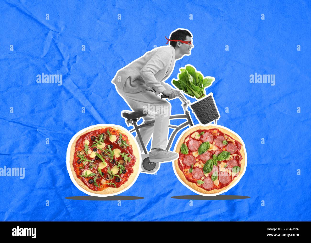 Mann, der Fahrrad fährt mit Pizzarädern auf zerknittertem blauem Papierhintergrund. Kreative Collage Stockfoto