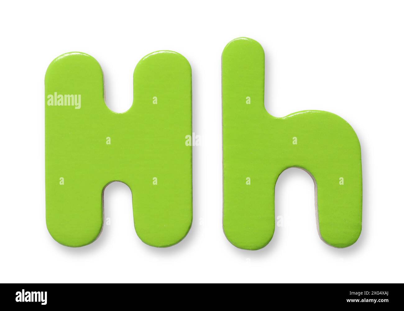 Grüner Magnetbuchstabe H in Großbuchstaben und Kleinbuchstaben isoliert weiß Stockfoto