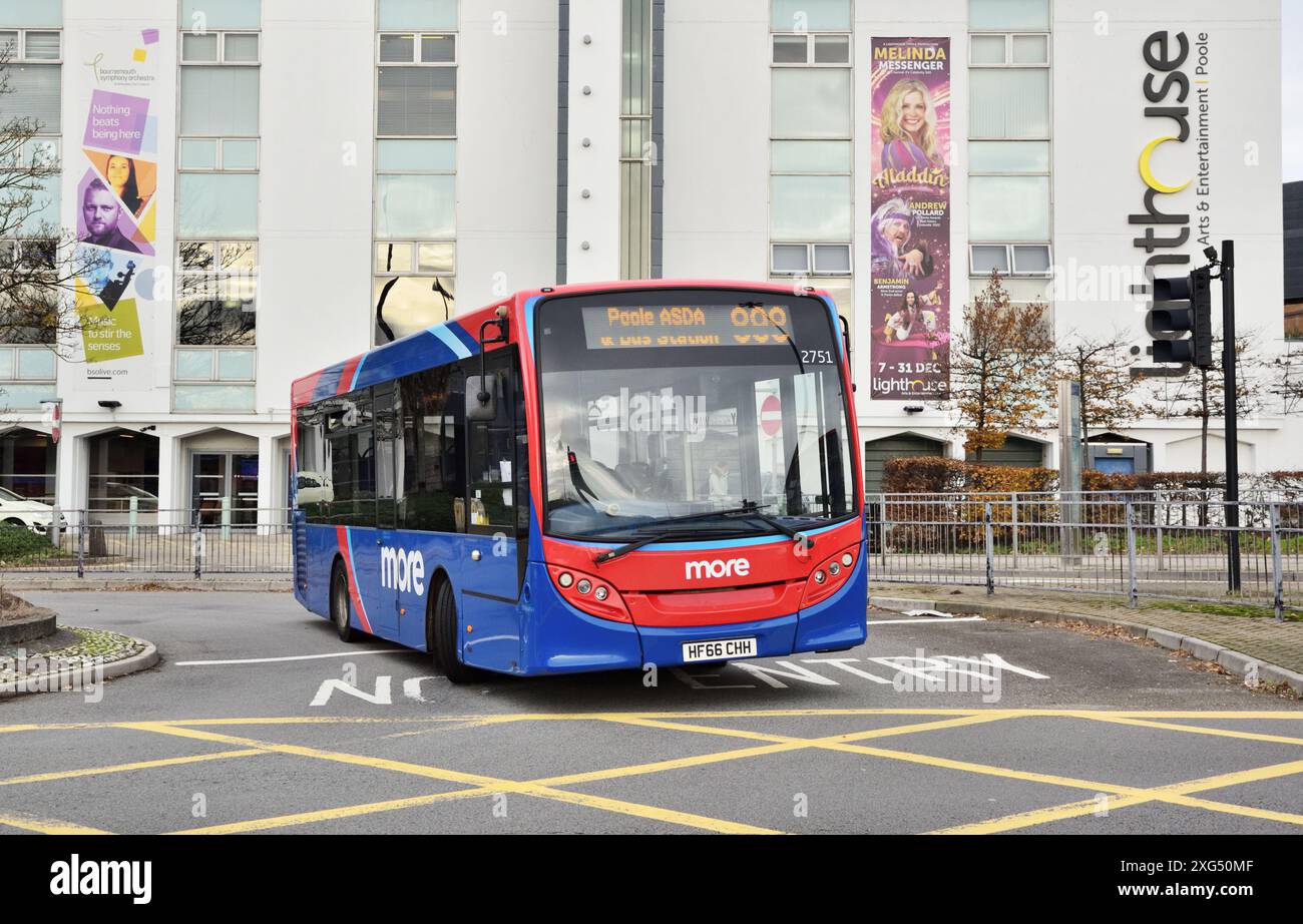 Der Morebus 2751 (HF66 CHH), ein Alexander-Dennis Enviro 200, kommt mit dem Service vom nahe gelegenen Asda-Geschäft an der Bushaltestelle Poole in Dorset an. Stockfoto