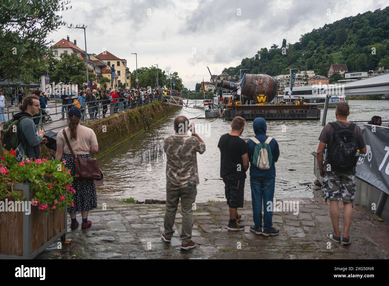 Speyer, Deutschland. Juli 2024. Der Ponton hat am Neckarsonne-Pier angedockt. Der letzte Transport des U-Bootes U17 vom Technikmuseum Speyer zum Technikmuseum Sinsheim erfolgt über einen ganzen Monat, beginnend am 30. Juni. Während dieser Fahrt wird das U-Boot über Straßen und Flüsse transportiert. Um verschiedene Hindernisse wie niedrige Brücken oder Eisenbahnstrecken zu überwinden, wird das stillgelegte U-Boot in einem Winkel von 73 Grad geneigt. Gustav Zygmund/Alamy Live News Stockfoto