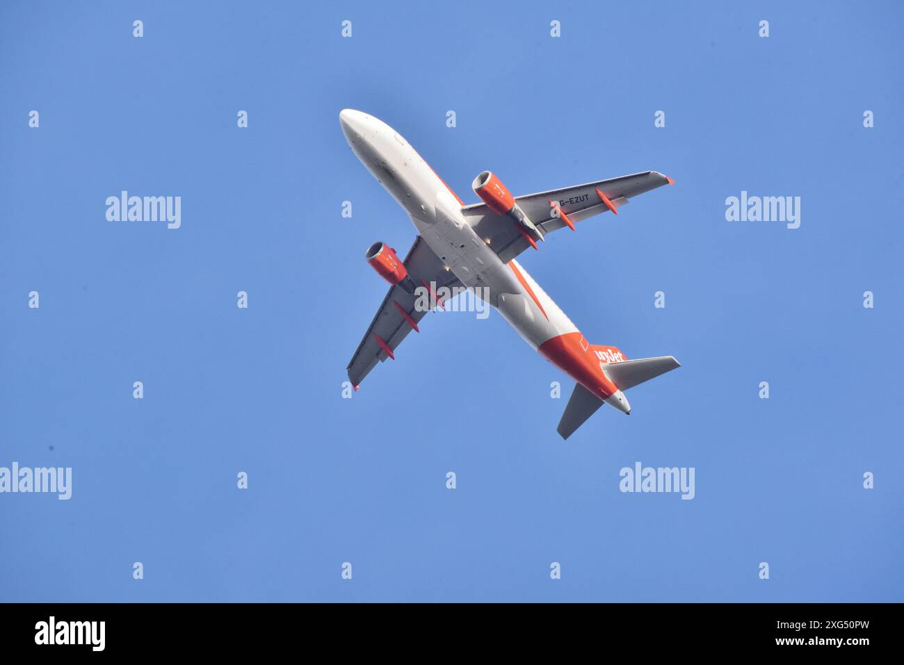 Der easyJet Airbus A320-214 G-EZUT wird kurz nach dem Start vom Flughafen Bournemouth gesehen. Stockfoto