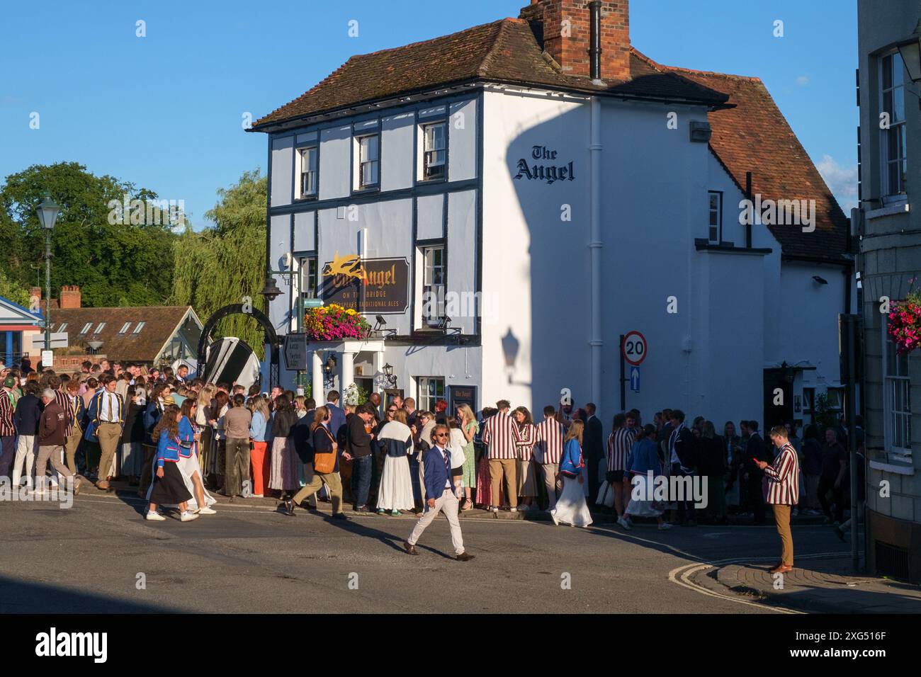 Schick gekleidete Henley Regatta Vistors packen vor dem Angel on the Bridge Public House in der späten Regatta Samstagabend Sonne Stockfoto