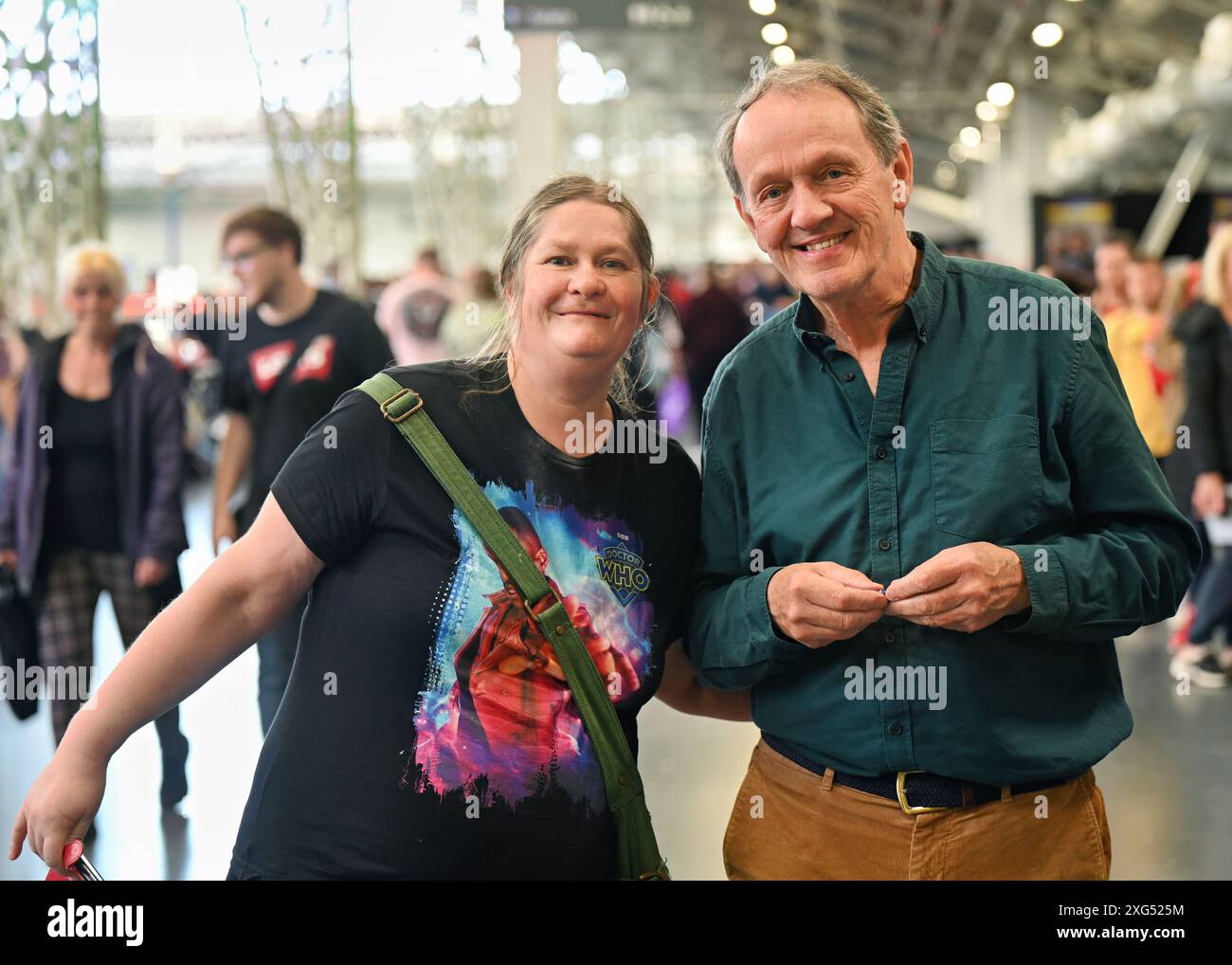 LONDON, GROSSBRITANNIEN. Juli 2024. Kevin Whately von The Film and TV Star signiert Autogramme für Fans auf der London Film and Comic Con bei Olympia London, Großbritannien. Quelle: Siehe Li/Picture Capital/Alamy Live News Stockfoto