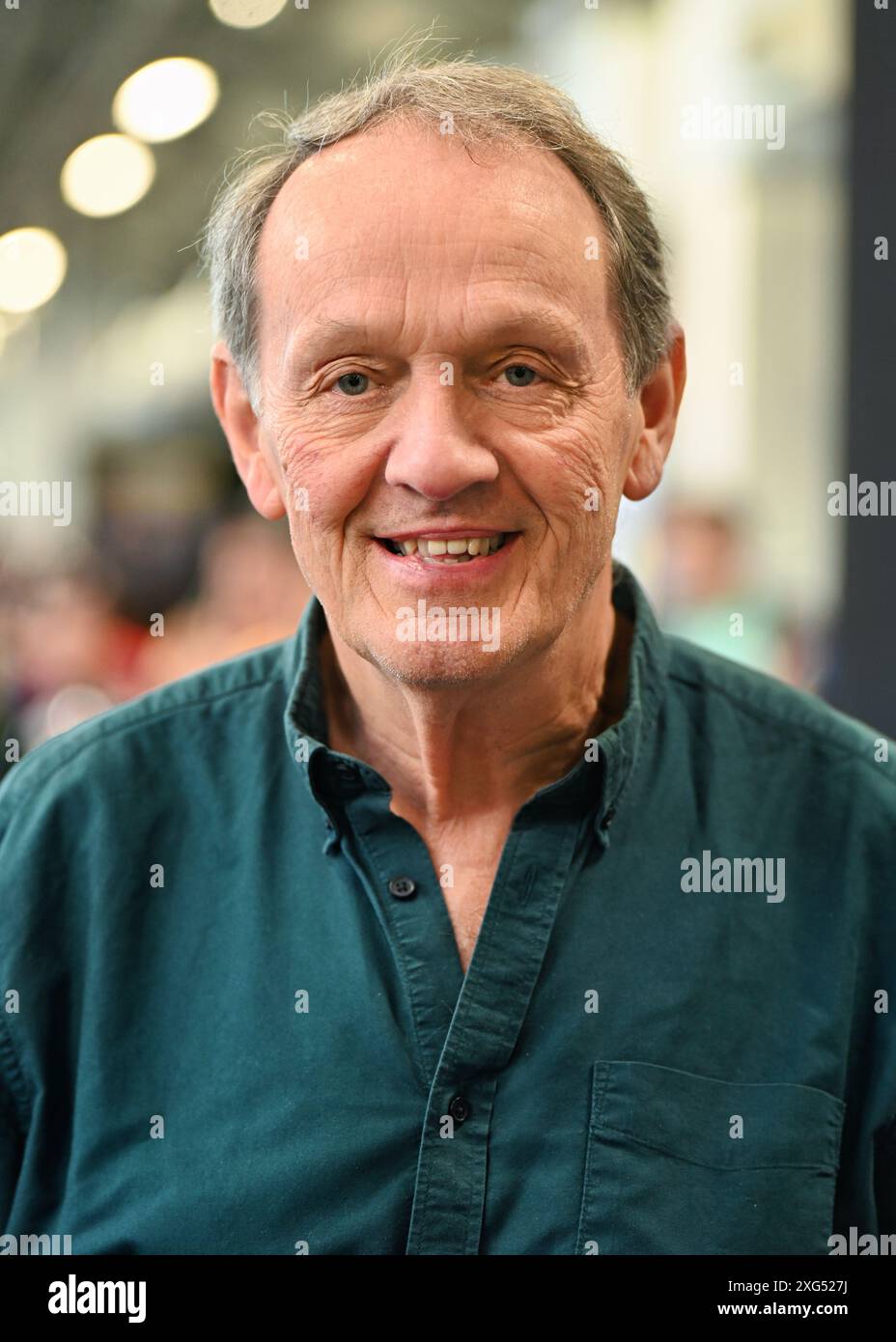 LONDON, GROSSBRITANNIEN. Juli 2024. Kevin Whately von The Film and TV Star signiert Autogramme für Fans auf der London Film and Comic Con bei Olympia London, Großbritannien. Quelle: Siehe Li/Picture Capital/Alamy Live News Stockfoto