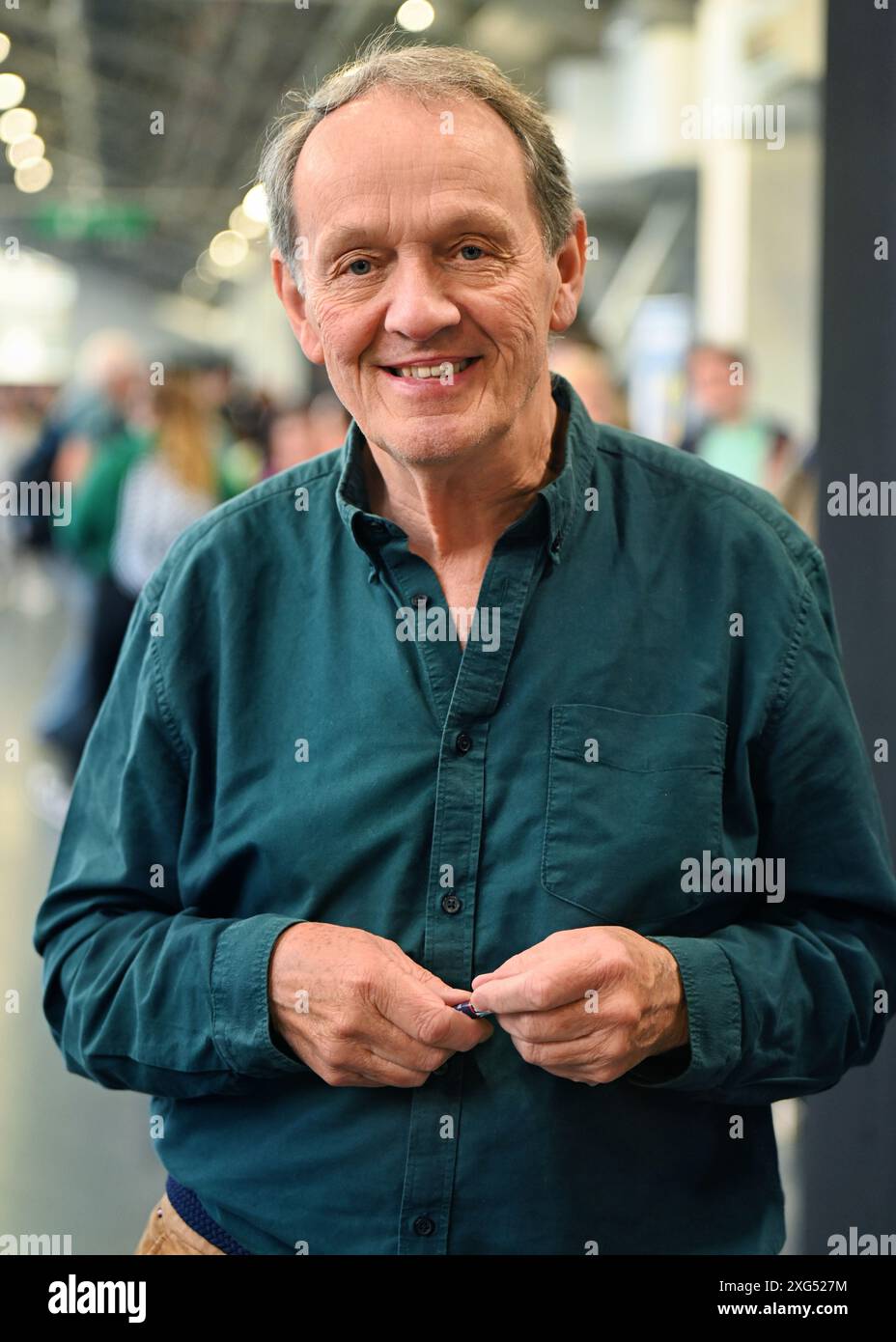 LONDON, GROSSBRITANNIEN. Juli 2024. Kevin Whately von The Film and TV Star signiert Autogramme für Fans auf der London Film and Comic Con bei Olympia London, Großbritannien. Quelle: Siehe Li/Picture Capital/Alamy Live News Stockfoto