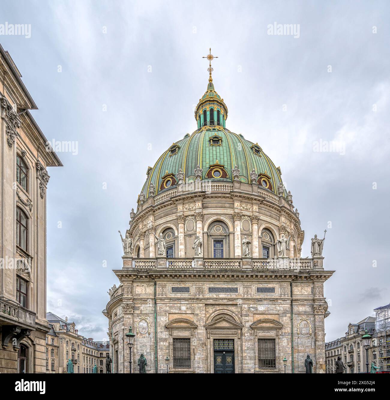 Marmorkirche in Kopenhagen und ihre große grüne Kuppel gegen den Himmel, Kopenhagen, 2. Februar 2023 Stockfoto