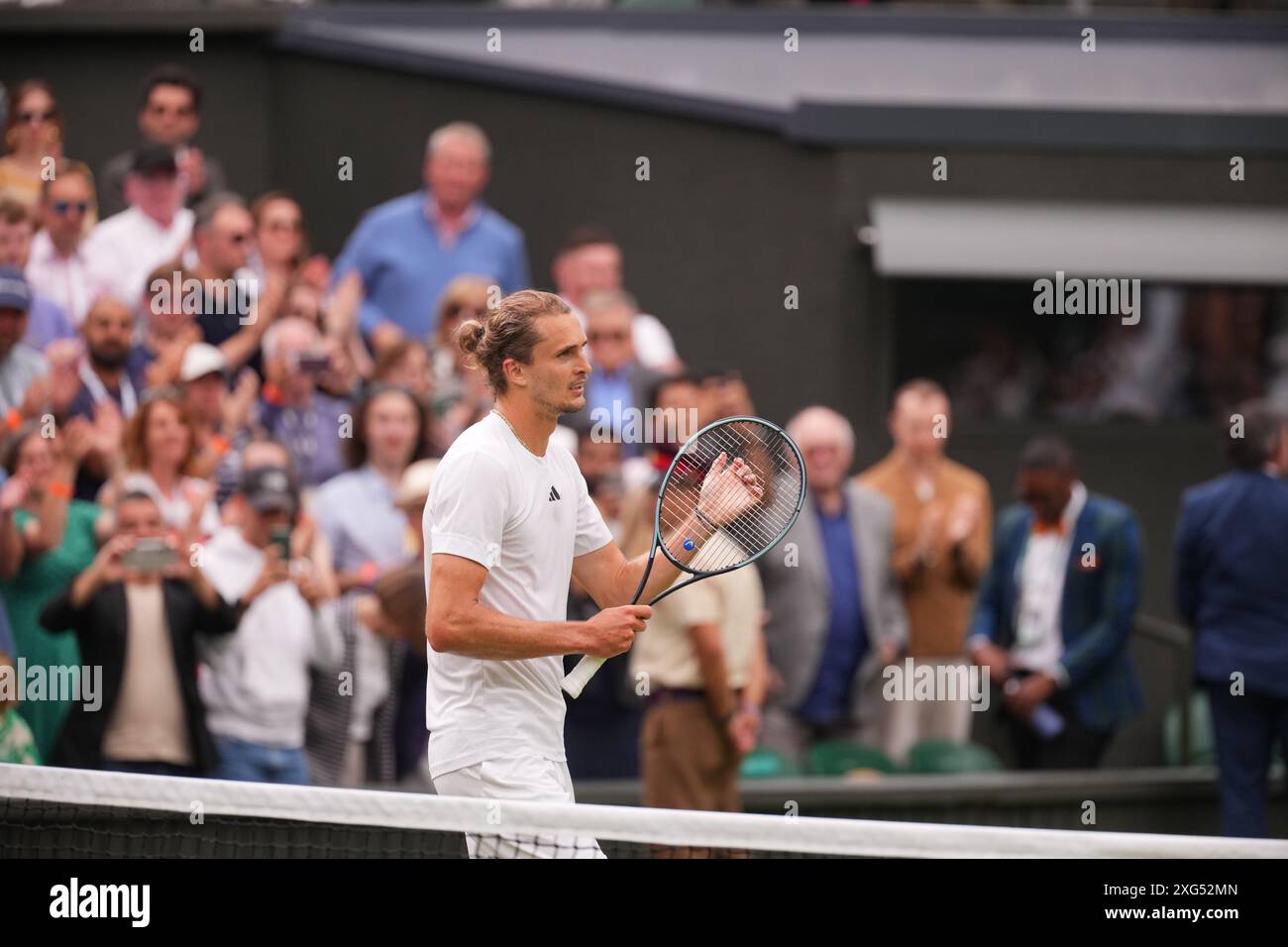 London, Großbritannien. Juli 2024. LONDON, ENGLAND - 06. JULI: Alexander Zverev aus Deutschland reagiert im Spiel der dritten Runde der Männer im Einzelspiel gegen Cameron Norrie aus Großbritannien während des sechsten Tages der Meisterschaft Wimbledon 2024 im All England Lawn Tennis and Croquet Club am 06. Juli 2024 in London, England Credit: MB Media Solutions/Alamy Live News Stockfoto