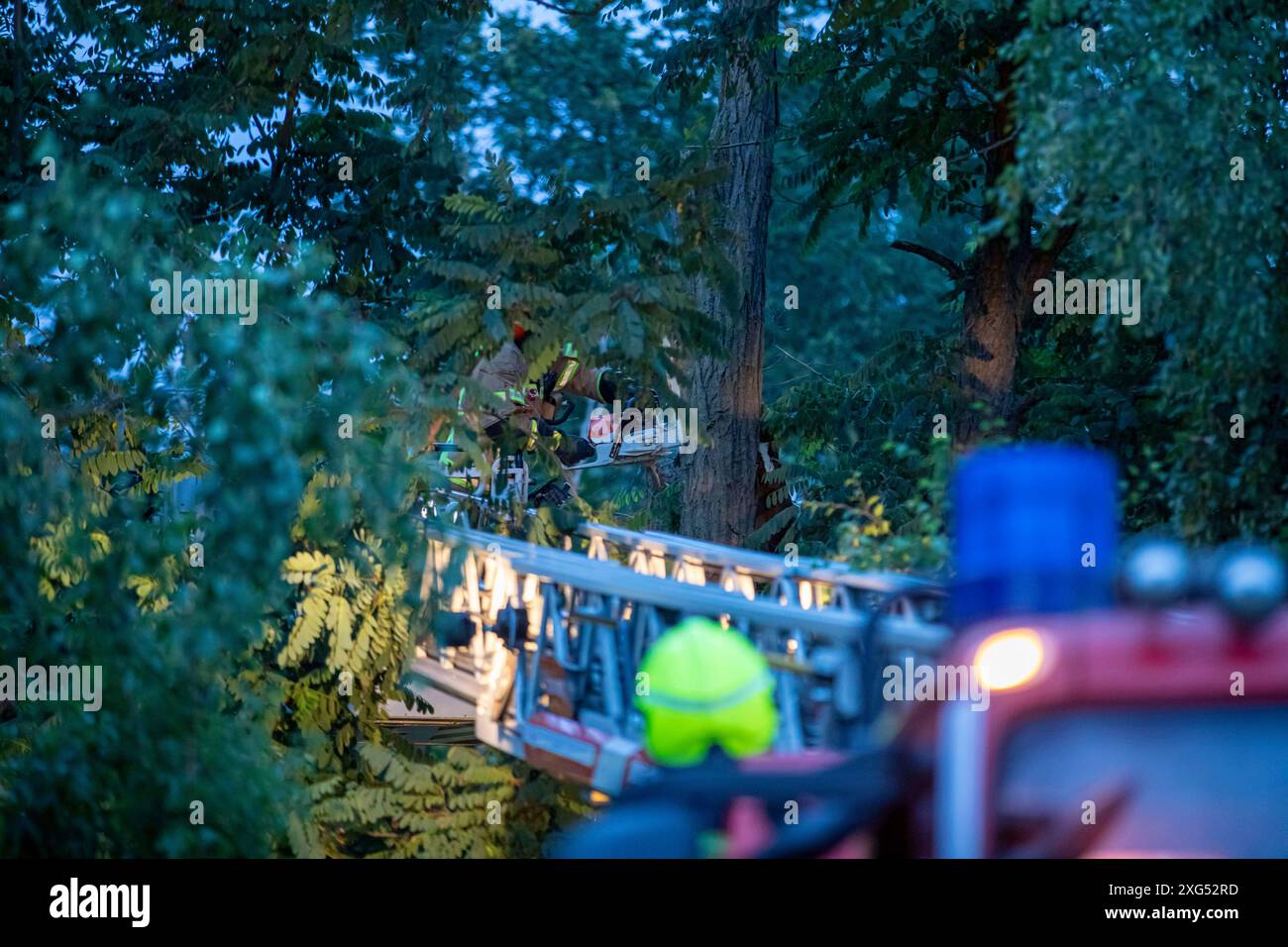 Unwetter in Berlin: Feuerwehr im Ausnahmezustand - Baum stürzt, ab dem späten Samstagabend befindet sich die Berliner Feuerwehr im Ausnahmezustand. Heftige Unwetter mit Starkregen, Sturmböen und Hagel ziehen über die Hauptstadt und fordern rund 50 Einsätze. Die Feuerwehr priorisierte die Einsätze nach Dringlichkeit. Von einem Baum brach ein Teil der Krone ab und stürzte auf die S-Bahn-Gleise am Matthäifriedhofsweg in Berlin-Schöneberg und ragte auf die Schienen der Linien S1, S2, S25, S26 und S7. Der Bahnverkehr muss für die Beseitigung rund zwei Stunden unterbrochen werden. Die Berliner Stockfoto