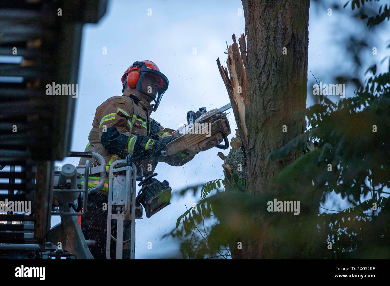 Unwetter in Berlin: Feuerwehr im Ausnahmezustand - Baum stürzt, ab dem späten Samstagabend befindet sich die Berliner Feuerwehr im Ausnahmezustand. Heftige Unwetter mit Starkregen, Sturmböen und Hagel ziehen über die Hauptstadt und fordern rund 50 Einsätze. Die Feuerwehr priorisierte die Einsätze nach Dringlichkeit. Von einem Baum brach ein Teil der Krone ab und stürzte auf die S-Bahn-Gleise am Matthäifriedhofsweg in Berlin-Schöneberg und ragte auf die Schienen der Linien S1, S2, S25, S26 und S7. Der Bahnverkehr muss für die Beseitigung rund zwei Stunden unterbrochen werden. Die Berliner Stockfoto