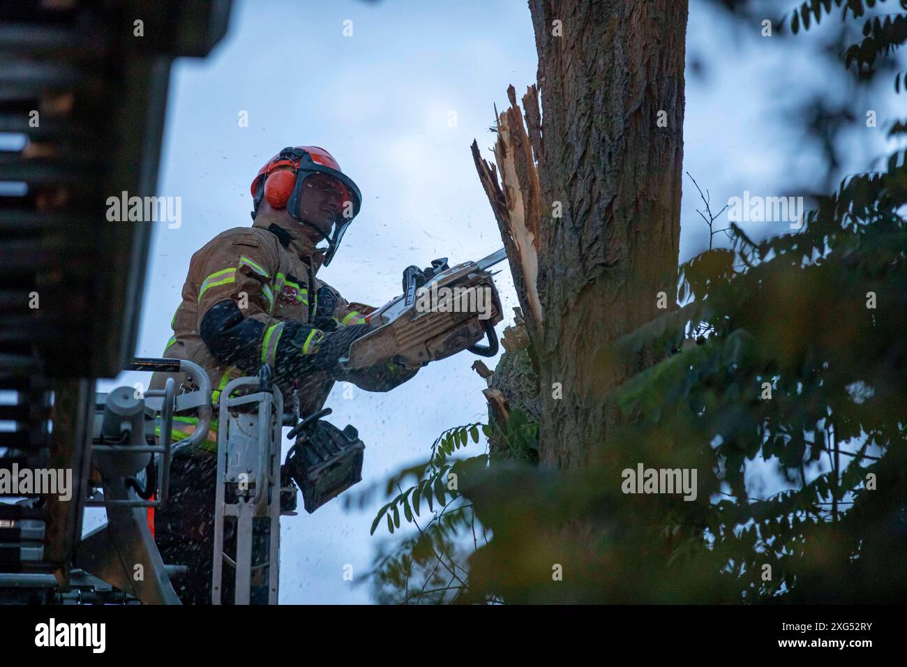 Unwetter in Berlin: Feuerwehr im Ausnahmezustand - Baum stürzt, ab dem späten Samstagabend befindet sich die Berliner Feuerwehr im Ausnahmezustand. Heftige Unwetter mit Starkregen, Sturmböen und Hagel ziehen über die Hauptstadt und fordern rund 50 Einsätze. Die Feuerwehr priorisierte die Einsätze nach Dringlichkeit. Von einem Baum brach ein Teil der Krone ab und stürzte auf die S-Bahn-Gleise am Matthäifriedhofsweg in Berlin-Schöneberg und ragte auf die Schienen der Linien S1, S2, S25, S26 und S7. Der Bahnverkehr muss für die Beseitigung rund zwei Stunden unterbrochen werden. Die Berliner Stockfoto