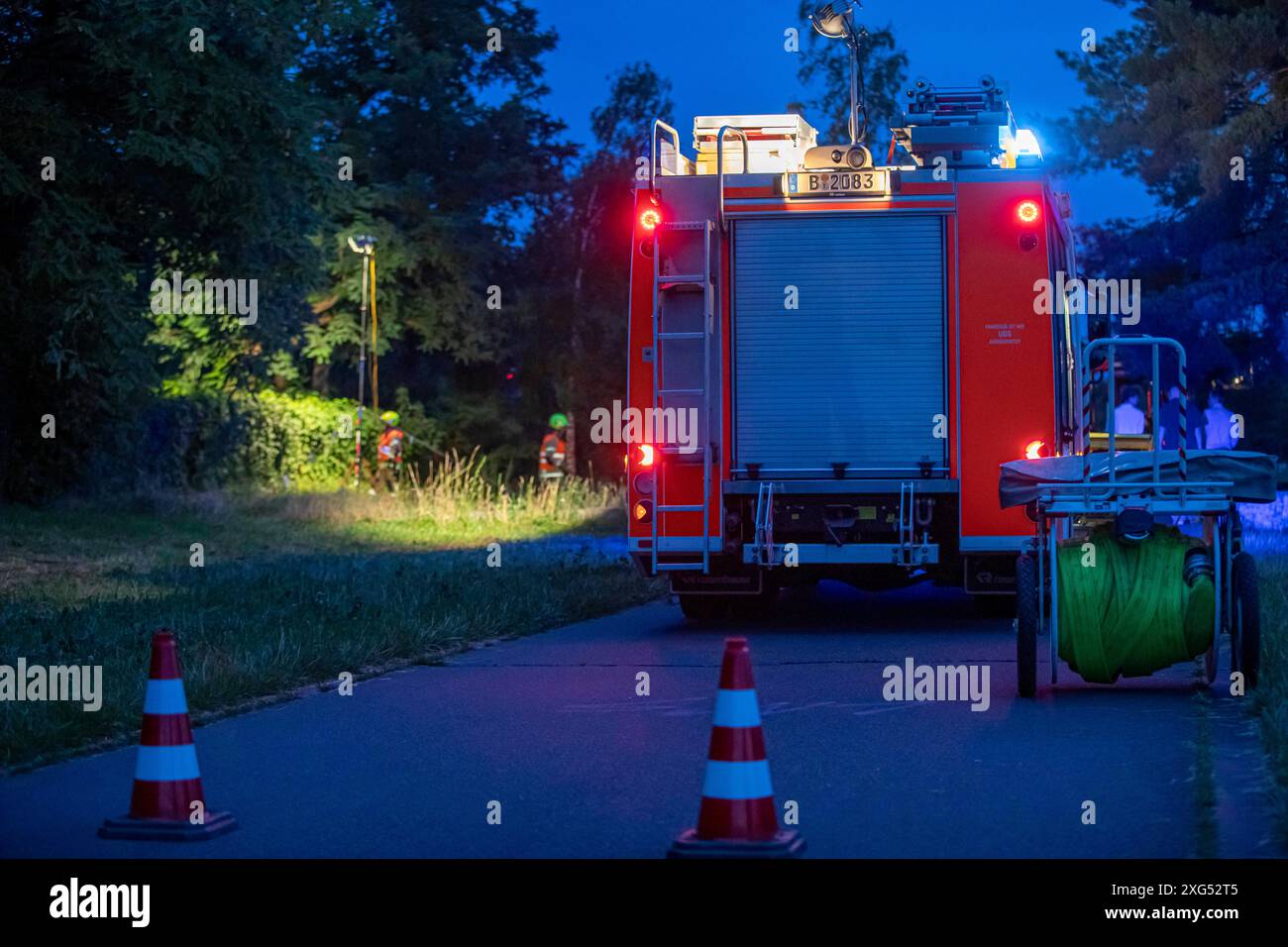 Unwetter in Berlin: Feuerwehr im Ausnahmezustand - Baum stürzt, ab dem späten Samstagabend befindet sich die Berliner Feuerwehr im Ausnahmezustand. Heftige Unwetter mit Starkregen, Sturmböen und Hagel ziehen über die Hauptstadt und fordern rund 50 Einsätze. Die Feuerwehr priorisierte die Einsätze nach Dringlichkeit. Von einem Baum brach ein Teil der Krone ab und stürzte auf die S-Bahn-Gleise am Matthäifriedhofsweg in Berlin-Schöneberg und ragte auf die Schienen der Linien S1, S2, S25, S26 und S7. Der Bahnverkehr muss für die Beseitigung rund zwei Stunden unterbrochen werden. Die Berliner Stockfoto