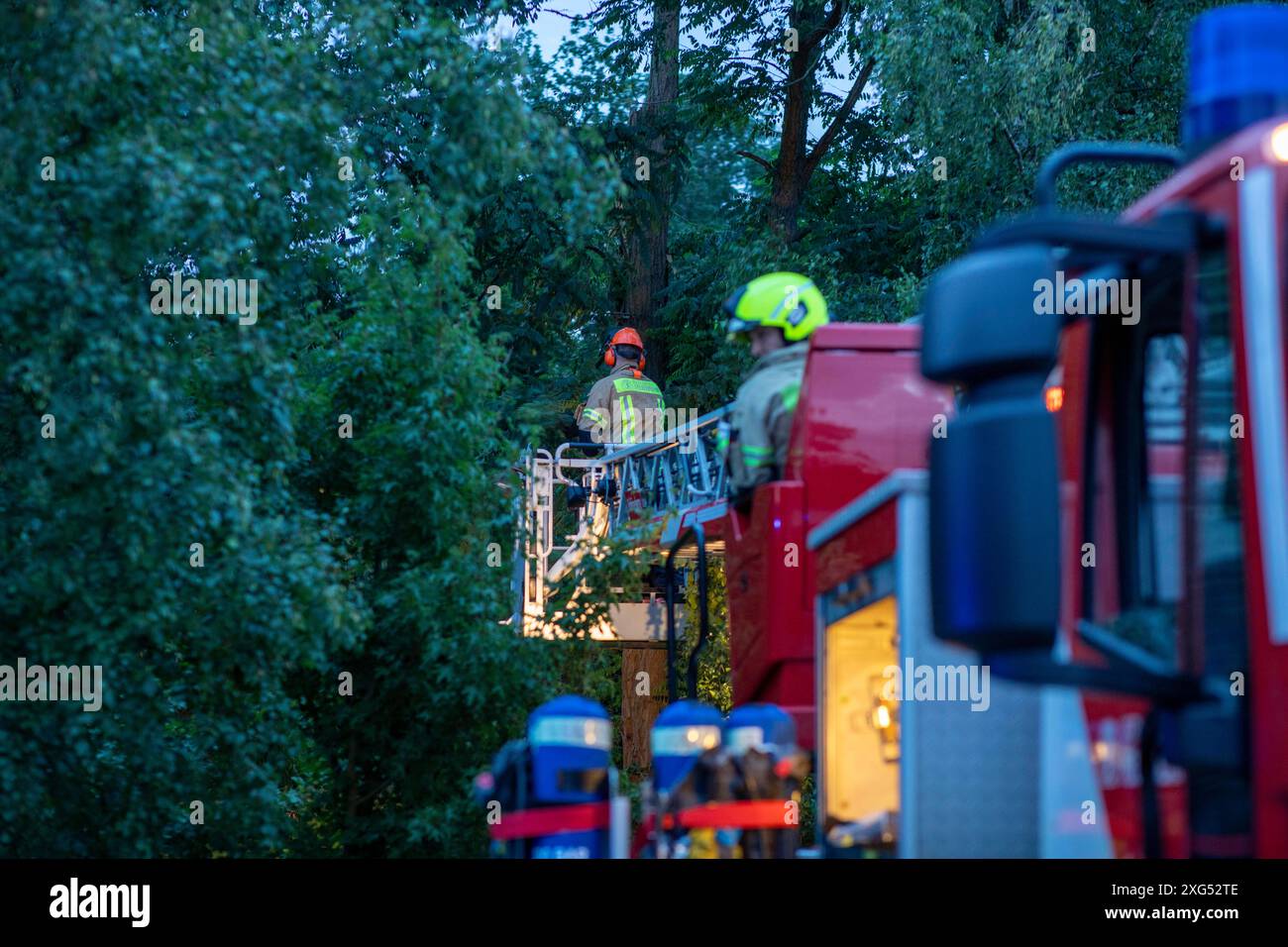 Unwetter in Berlin: Feuerwehr im Ausnahmezustand - Baum stürzt, ab dem späten Samstagabend befindet sich die Berliner Feuerwehr im Ausnahmezustand. Heftige Unwetter mit Starkregen, Sturmböen und Hagel ziehen über die Hauptstadt und fordern rund 50 Einsätze. Die Feuerwehr priorisierte die Einsätze nach Dringlichkeit. Von einem Baum brach ein Teil der Krone ab und stürzte auf die S-Bahn-Gleise am Matthäifriedhofsweg in Berlin-Schöneberg und ragte auf die Schienen der Linien S1, S2, S25, S26 und S7. Der Bahnverkehr muss für die Beseitigung rund zwei Stunden unterbrochen werden. Die Berliner Stockfoto