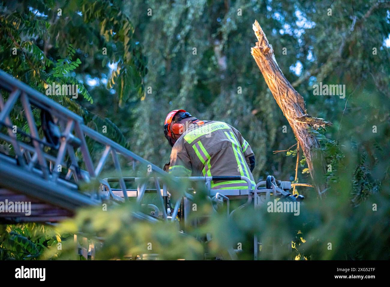 Unwetter in Berlin: Feuerwehr im Ausnahmezustand - Baum stürzt, ab dem späten Samstagabend befindet sich die Berliner Feuerwehr im Ausnahmezustand. Heftige Unwetter mit Starkregen, Sturmböen und Hagel ziehen über die Hauptstadt und fordern rund 50 Einsätze. Die Feuerwehr priorisierte die Einsätze nach Dringlichkeit. Von einem Baum brach ein Teil der Krone ab und stürzte auf die S-Bahn-Gleise am Matthäifriedhofsweg in Berlin-Schöneberg und ragte auf die Schienen der Linien S1, S2, S25, S26 und S7. Der Bahnverkehr muss für die Beseitigung rund zwei Stunden unterbrochen werden. Die Berliner Stockfoto