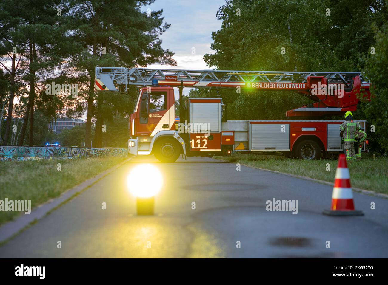 Unwetter in Berlin: Feuerwehr im Ausnahmezustand - Baum stürzt, ab dem späten Samstagabend befindet sich die Berliner Feuerwehr im Ausnahmezustand. Heftige Unwetter mit Starkregen, Sturmböen und Hagel ziehen über die Hauptstadt und fordern rund 50 Einsätze. Die Feuerwehr priorisierte die Einsätze nach Dringlichkeit. Von einem Baum brach ein Teil der Krone ab und stürzte auf die S-Bahn-Gleise am Matthäifriedhofsweg in Berlin-Schöneberg und ragte auf die Schienen der Linien S1, S2, S25, S26 und S7. Der Bahnverkehr muss für die Beseitigung rund zwei Stunden unterbrochen werden. Die Berliner Stockfoto