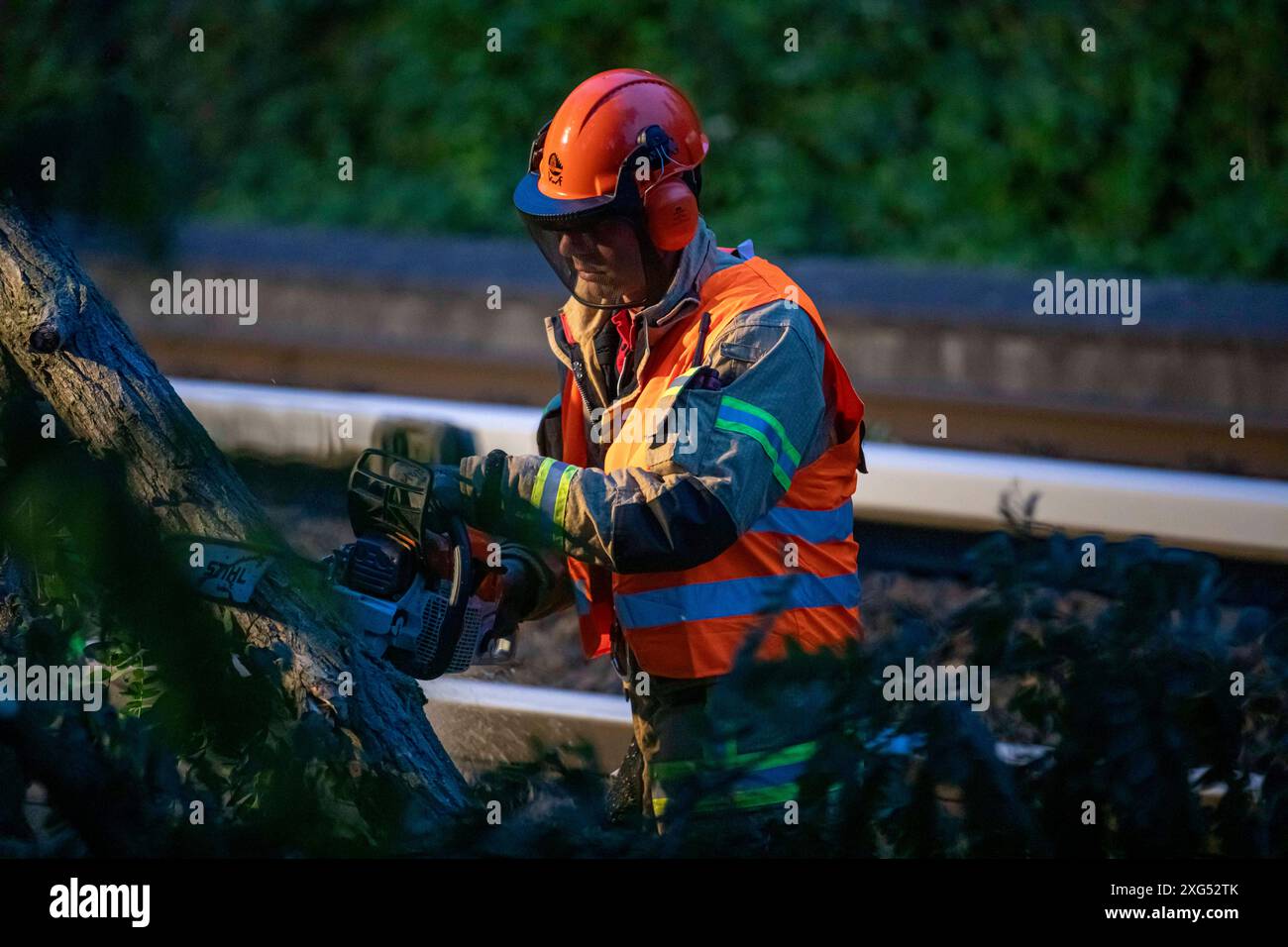 Unwetter in Berlin: Feuerwehr im Ausnahmezustand - Baum stürzt, ab dem späten Samstagabend befindet sich die Berliner Feuerwehr im Ausnahmezustand. Heftige Unwetter mit Starkregen, Sturmböen und Hagel ziehen über die Hauptstadt und fordern rund 50 Einsätze. Die Feuerwehr priorisierte die Einsätze nach Dringlichkeit. Von einem Baum brach ein Teil der Krone ab und stürzte auf die S-Bahn-Gleise am Matthäifriedhofsweg in Berlin-Schöneberg und ragte auf die Schienen der Linien S1, S2, S25, S26 und S7. Der Bahnverkehr muss für die Beseitigung rund zwei Stunden unterbrochen werden. Die Berliner Stockfoto