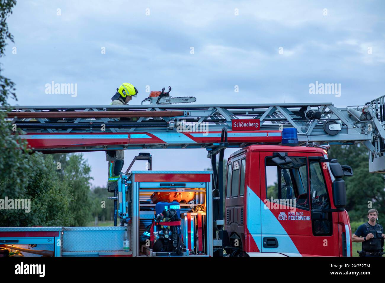 Unwetter in Berlin: Feuerwehr im Ausnahmezustand - Baum stürzt, ab dem späten Samstagabend befindet sich die Berliner Feuerwehr im Ausnahmezustand. Heftige Unwetter mit Starkregen, Sturmböen und Hagel ziehen über die Hauptstadt und fordern rund 50 Einsätze. Die Feuerwehr priorisierte die Einsätze nach Dringlichkeit. Von einem Baum brach ein Teil der Krone ab und stürzte auf die S-Bahn-Gleise am Matthäifriedhofsweg in Berlin-Schöneberg und ragte auf die Schienen der Linien S1, S2, S25, S26 und S7. Der Bahnverkehr muss für die Beseitigung rund zwei Stunden unterbrochen werden. Die Berliner Stockfoto