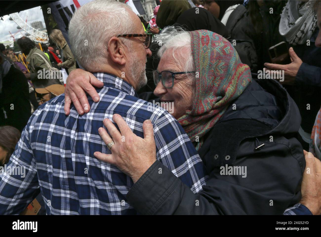 London, England, Großbritannien. Juli 2024. JEREMY CORBYN, ein unabhängiger Abgeordneter für Islington North, wird von einem treuen Unterstützer bei der Kundgebung begrüßt. Demonstranten versammelten sich in Westminster, um KEIR STARMER und der neuen Labour-Regierung klarzumachen, dass es inakzeptabel ist, am Völkermord in Gaza beteiligt zu sein, und dass ein sofortiger Waffenstillstand von Israel angestrebt werden sollte und dass Unternehmen im Vereinigten Königreich keine Waffen herstellen sollten, die von Israel verwendet werden im Krieg in Gaza und anderswo. Quelle: ZUMA Press, Inc./Alamy Live News Stockfoto