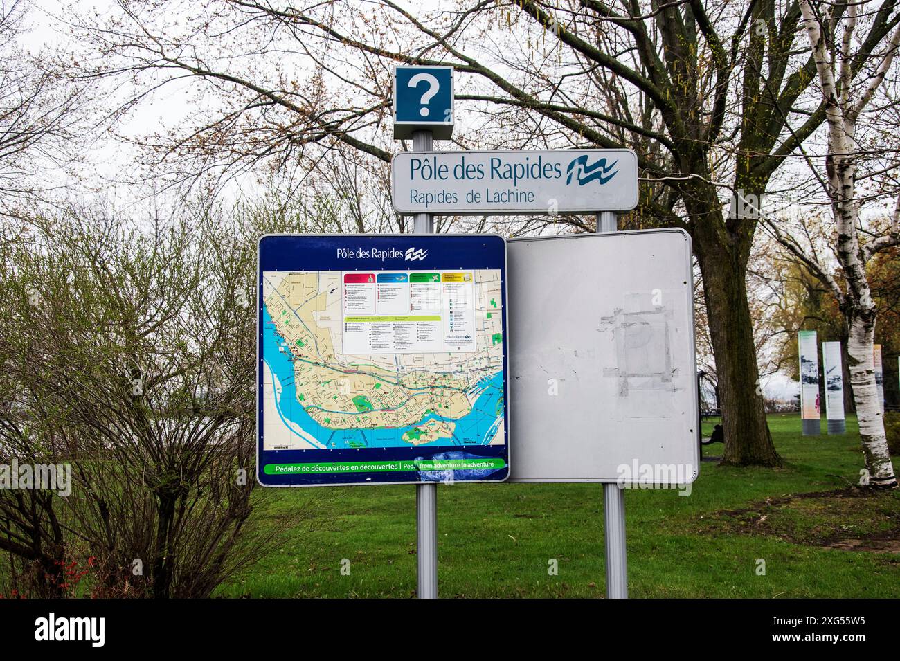Schilder mit Informationen über Einrichtungen und Dienstleistungen in und um den Rapids Park in LaSalle, Montreal, Quebec, Kanada Stockfoto