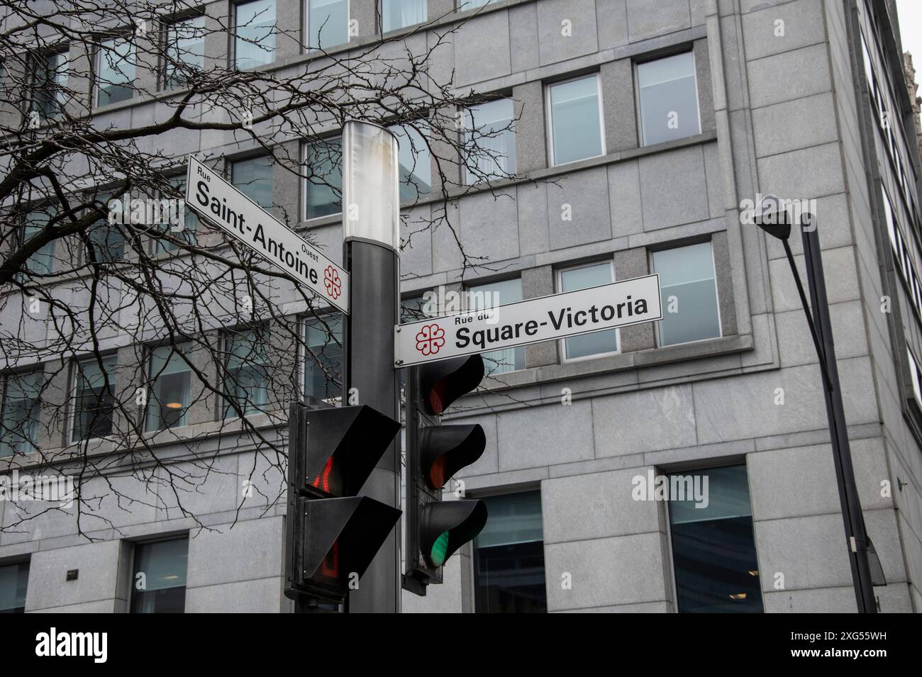 Saint-Antoine und Square-Victoria Straßenschilder in der Innenstadt von Montreal, Quebec, Kanada Stockfoto