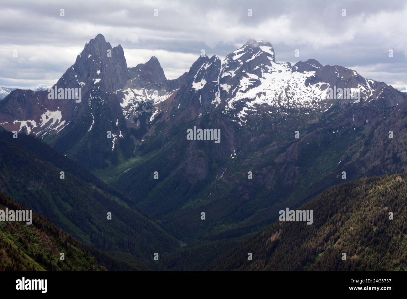 Die felsigen Gipfel des Hozomeen Mountain, von der kanadischen Seite der US-Grenze aus gesehen, in der Region North Cascades im US-Bundesstaat Washington. Stockfoto