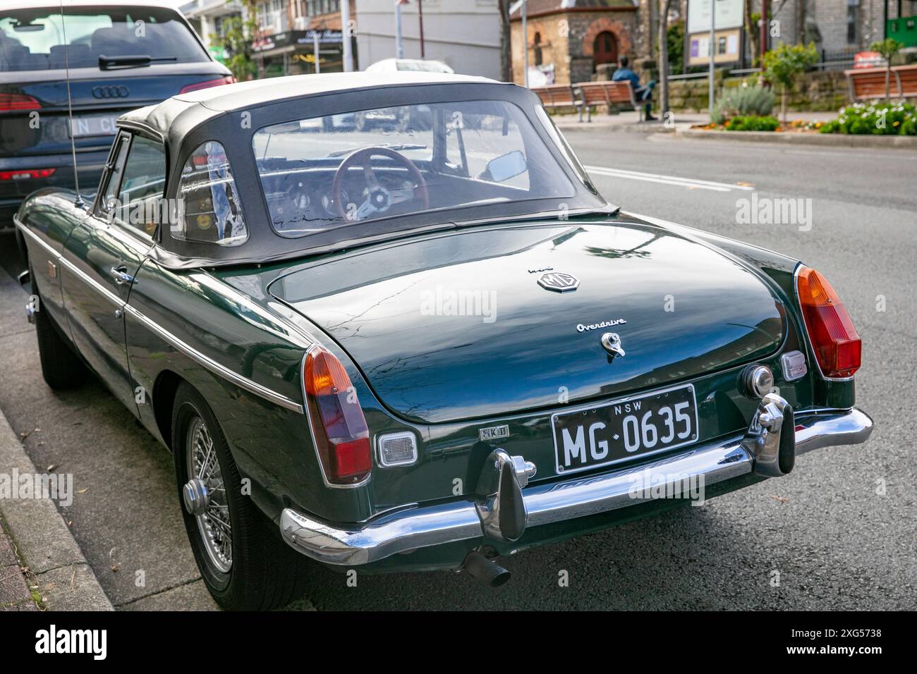 1971 MG MGB Mark 2 Cabriolet in britischem Renngrün parkt in Kirribilli, Sydney, Australien Stockfoto