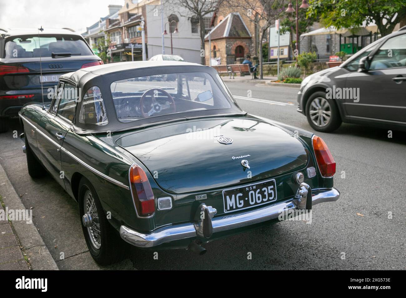 1971 MG MGB Mark 2 Cabriolet in britischem Renngrün parkt in Kirribilli, Sydney, Australien Stockfoto