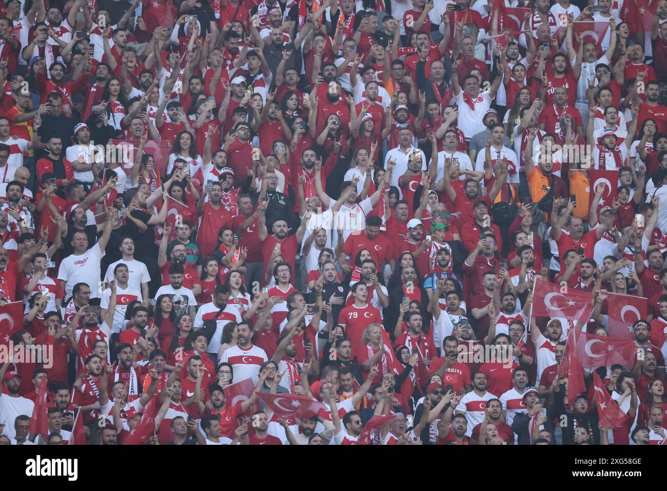 Berlin, Deutschland, 6. Juli 2024. Türkiye-Fans machen das Zeichen der Grauen Wölfe während des Spiels zwischen den Niederlanden und Türkiye. Uefa Euro 2024 Deutschland. Achtelrunde. Quelle: Fabideciria/Alamy Live News Stockfoto