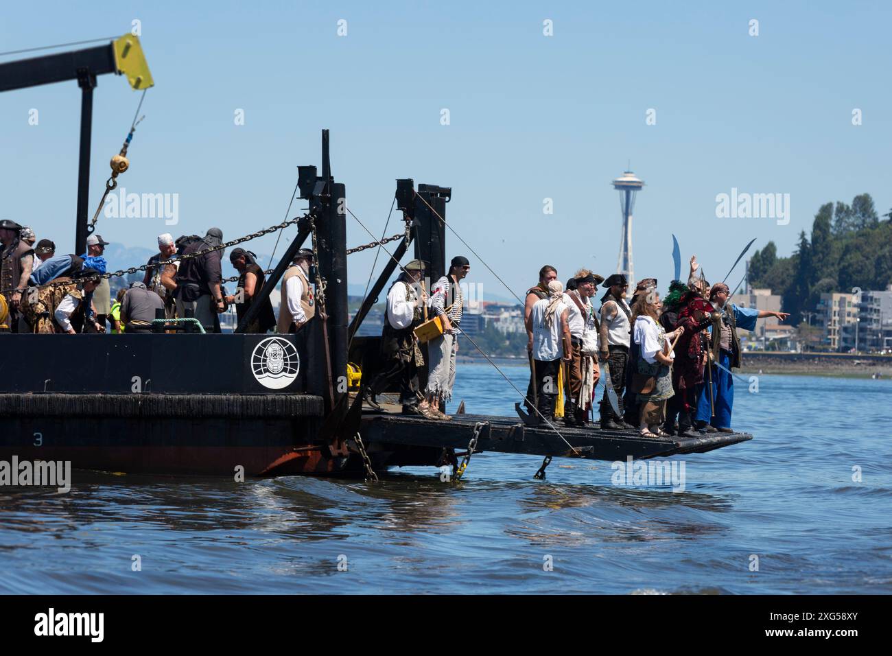 Seattle, Washington, USA. Juli 2024. Die Seafair Pirates stürmen den Alki Beach, der den inoffiziellen Start in den Sommer in Seattle und den Auftakt zu den Seafair-Festlichkeiten markiert. Anlässlich ihres 75-jährigen Bestehens wurde die Society of Volunteers 1949 von Mitgliedern der Ale & Quail Society des Washington State Press Clubs gegründet. Quelle: Paul Christian Gordon/Alamy Live News Stockfoto