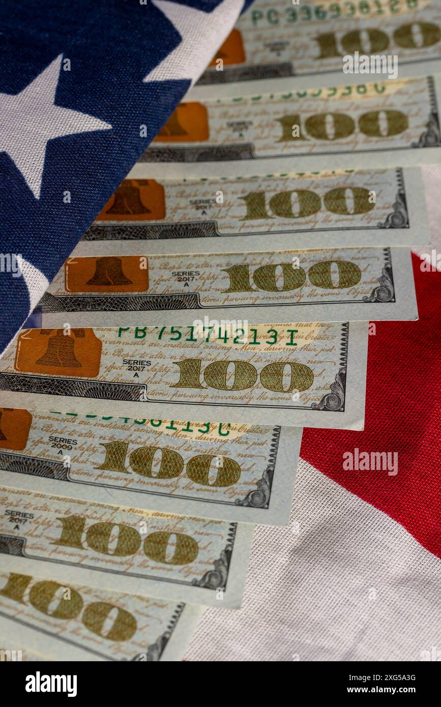 US-Dollar und die amerikanische Flagge, Teil der amerikanischen Flagge mit Sternen und roten und weißen Streifen und US-Dollar Stockfoto