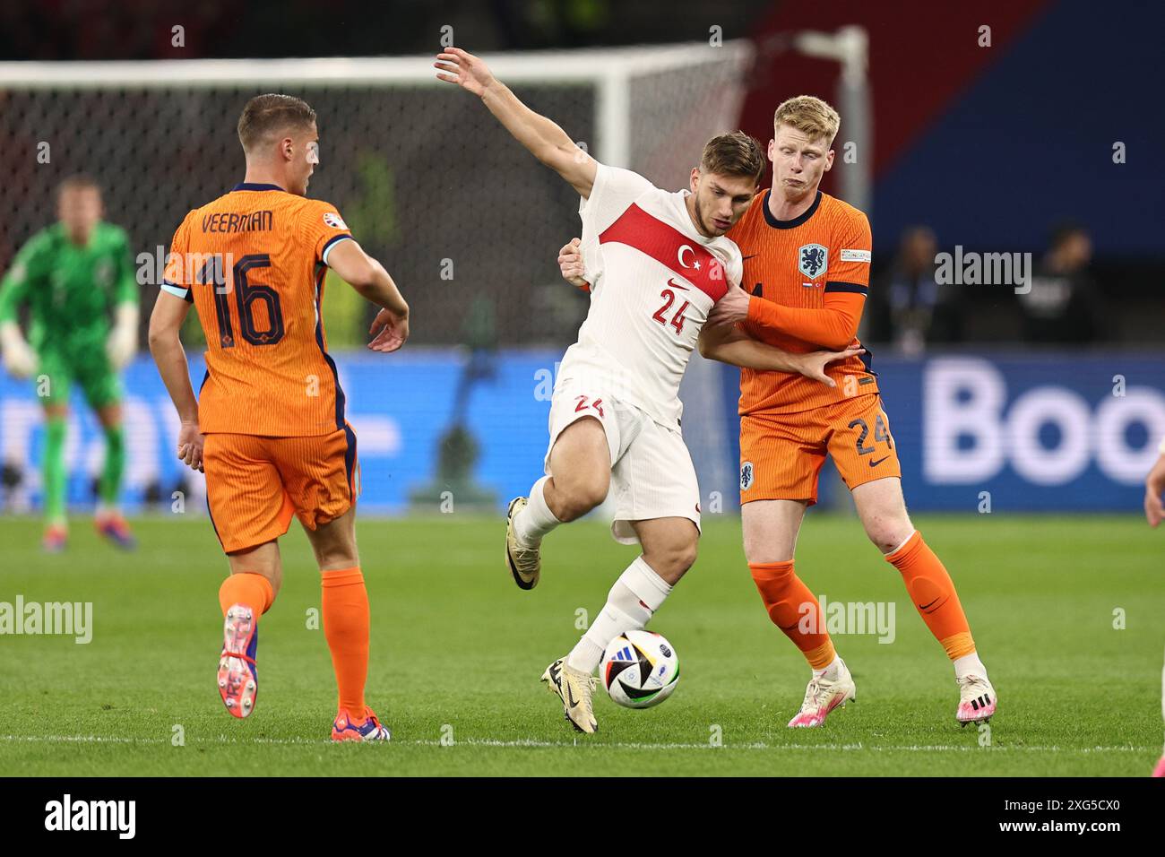 Berlin, Deutschland. Juli 2024. Semih Klsoy (Turkiye)Jerdy Schouten (Niederlande) während des Spiels zur UEFA Euro Deutschland 2024 zwischen den Niederlanden 2-1 Türkei im Olympiastadion am 06. Juli 2024 in Berlin. Quelle: Maurizio Borsari/AFLO/Alamy Live News Stockfoto