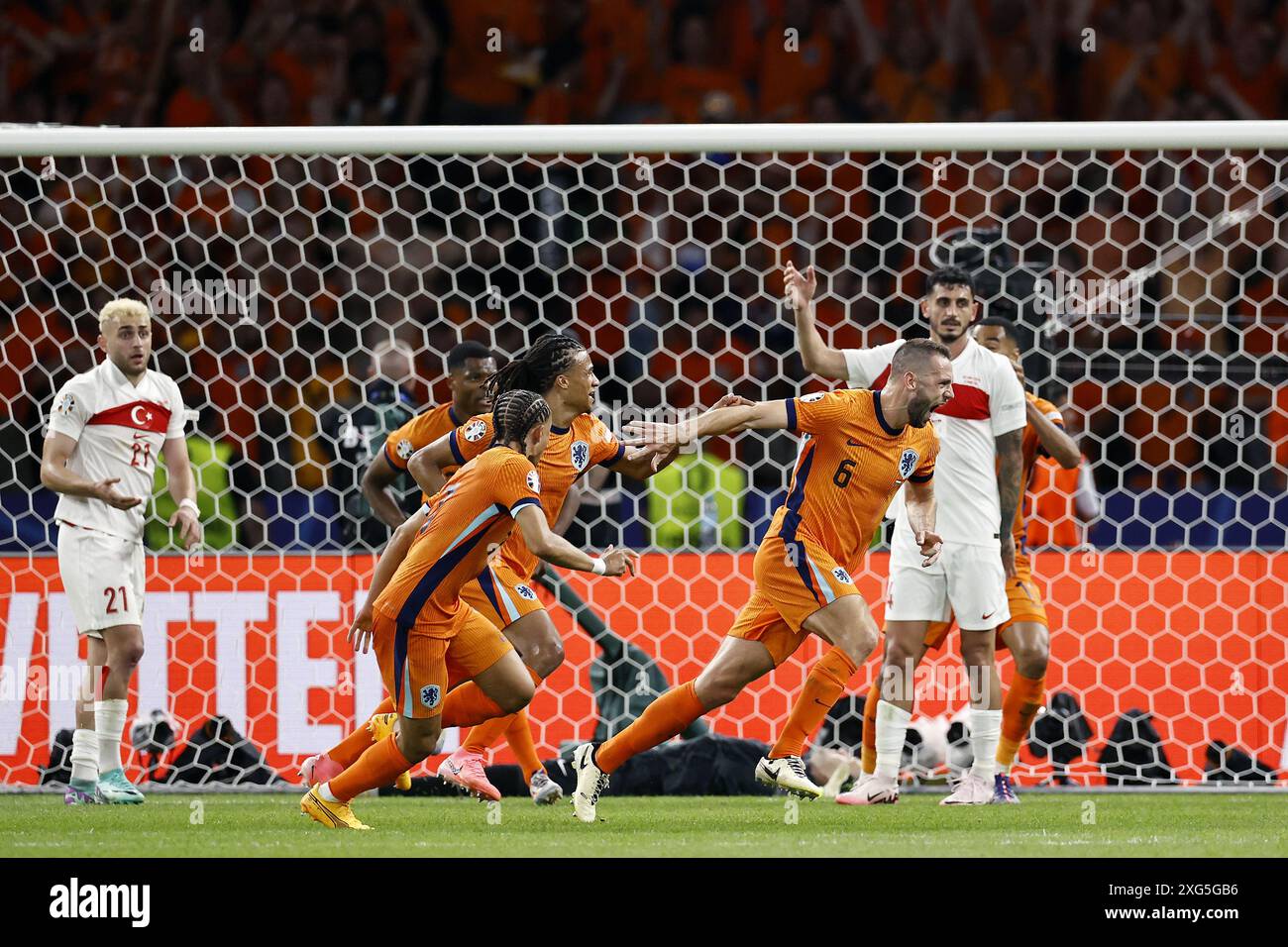 BERLIN - (l-r) Mert Muldur aus Turkiye, Denzel Dumfries aus Holland, Spiel zwischen den Niederlanden und der Türkei im Olympiastadion am 6. Juli 2024 in Berlin. ANP MAURICE VAN STEEN Stockfoto