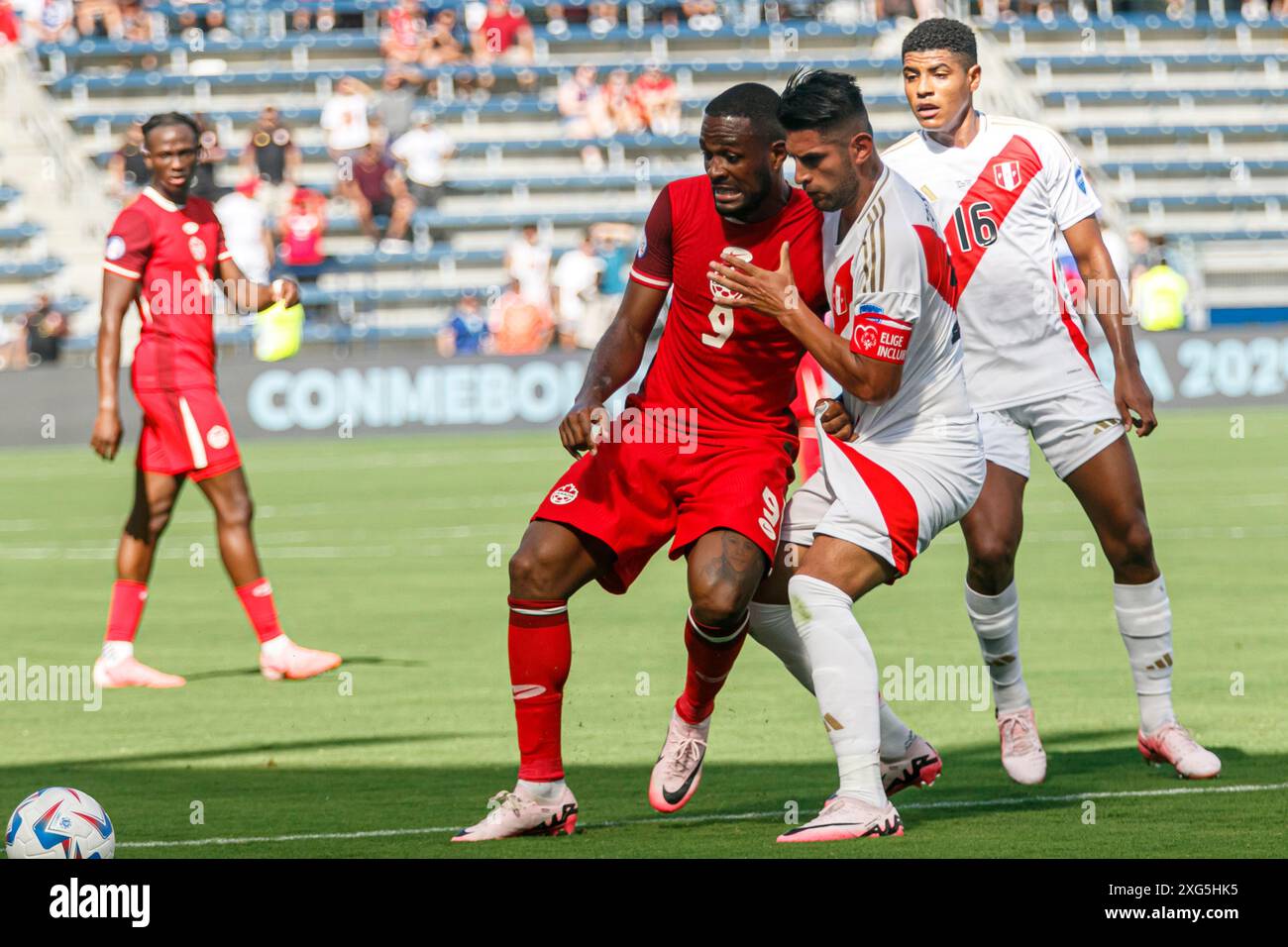 KANSAS CITY, KANSAS – 25. JUNI: Cyle Larin aus Kanada und Carlos Zambrano aus Peru während des CONMEBOL Copa America USA Group Stage Match Peru gegen Kanada A Stockfoto