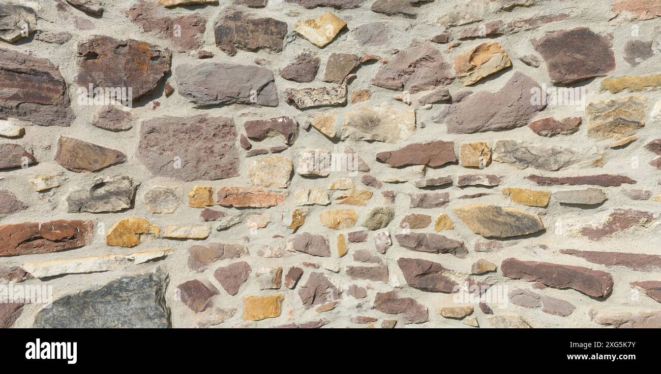 Alte Natursteinmauer an einem historischen Gebäude Stockfoto Alte Natursteinmauer an einem historischen Gebäude Stockfoto