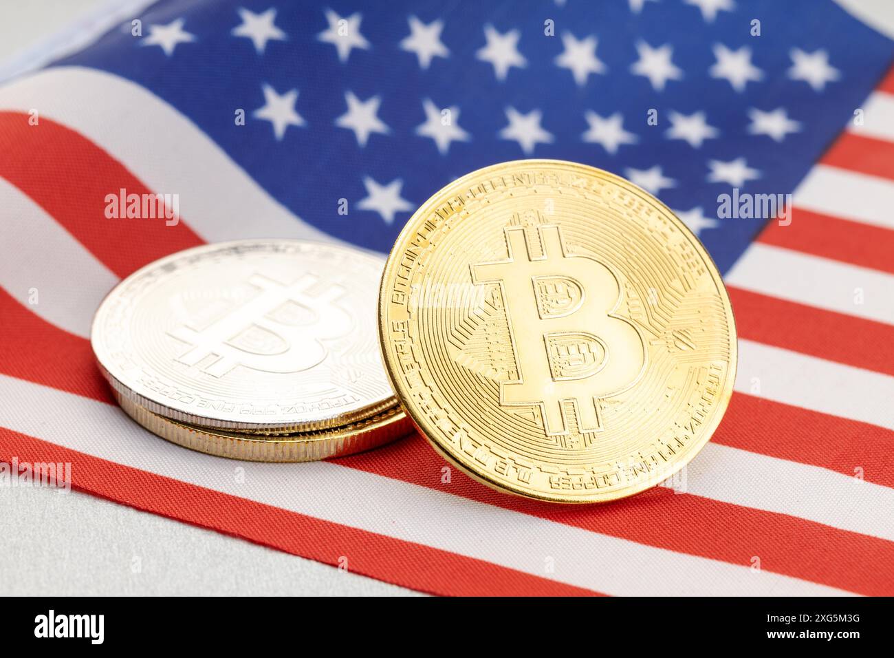 Bitcoin-Kryptowährungsmünzen unter der Flagge der Vereinigten Staaten. Krypto-Gesetz-Regulierung Konzept Stockfoto