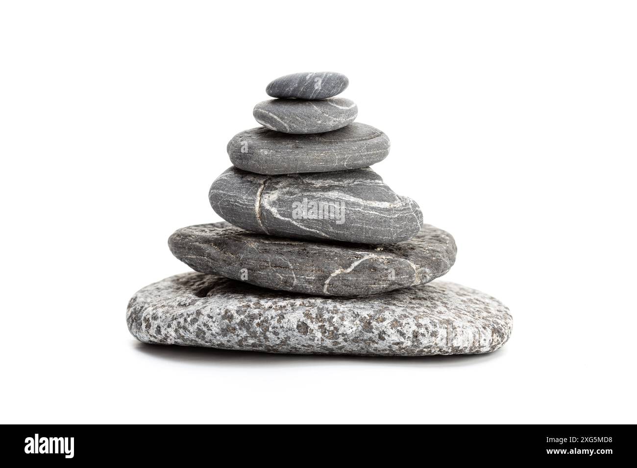 Balanced Stones isoliert auf weißem Hintergrund. Ausbalancieren Von Kieselsteinen. Konzept der Lebensbalance und Harmonie Stockfoto