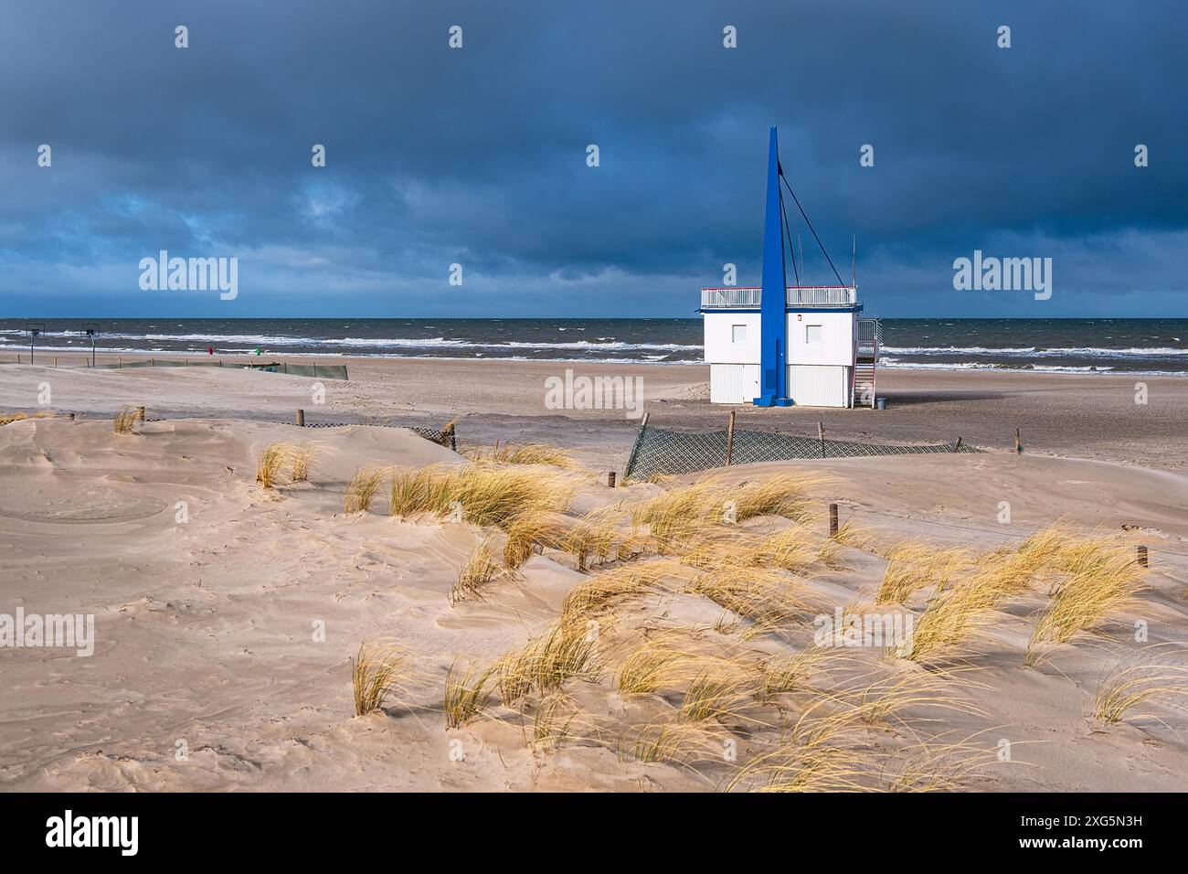 Strand- und Wasserbeobachtung an der Ostseeküste in Warnemünde Stockfoto