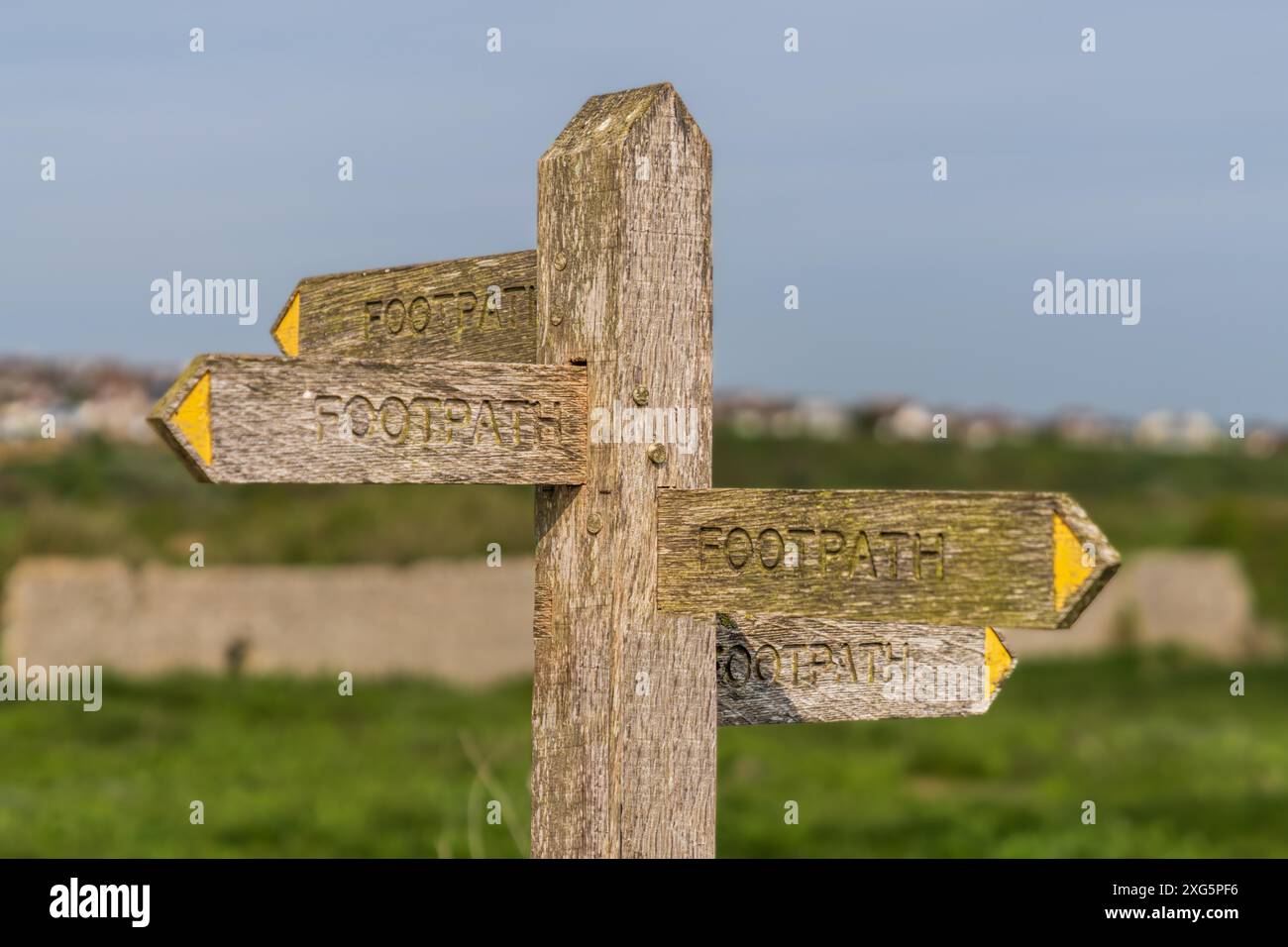 Alle Straßen führen nach Rom, einem Fußwegsschild in der Nähe von Newhaven, East Sussex, England, Großbritannien Stockfoto