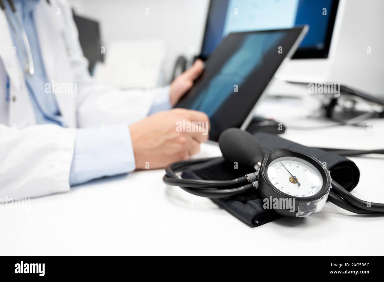 Prävention von Bluthochdruck. Nahaufnahme der Skala des Blod Pressure Manometers. Hochwertige Fotos Stockfoto Prävention von Bluthochdruck. Nahaufnahme der Skala des Blod Pressure Manometers. Hochwertige Fotos Stockfoto