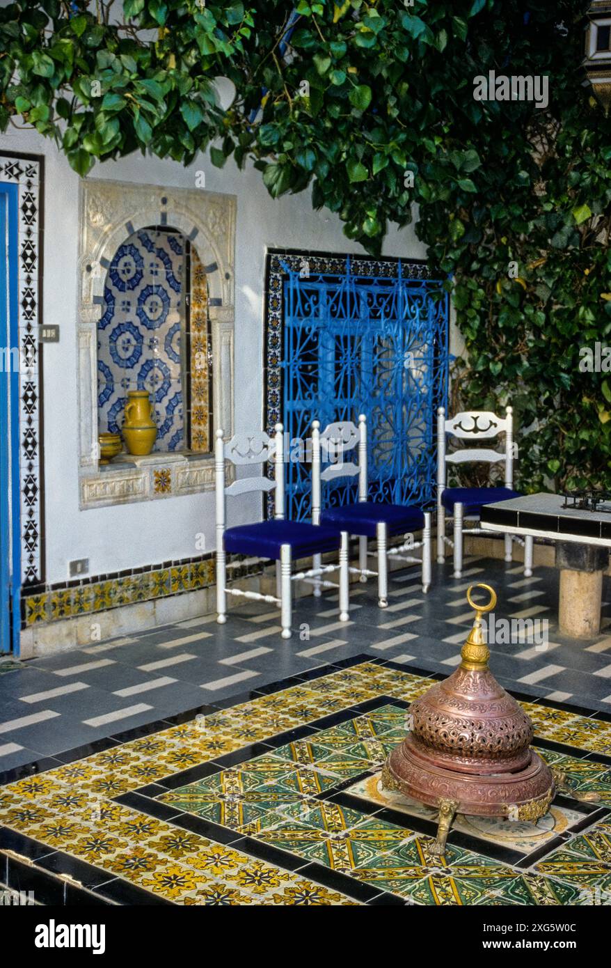Tunesien, Sidi Bou sagte.  Boden Fliesen schmücken öffnen einen inneren Hof Dar Annabi, einem Privathaus für Public Viewing.  Ursprünglich gebaut 18.. Jahrhundert, renoviert 20.. Jahrhundert.  Orange, schwarze und weiße Fliesen ist bekannt als die Lion Paw Design. Stockfoto