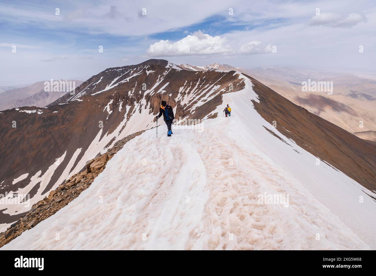 Bergsteiger auf dem Kamm, der den Gipfel Ighil M'Goun erreicht, 4, 071 Meter, Atlas-Gebirge, marokko Stockfoto