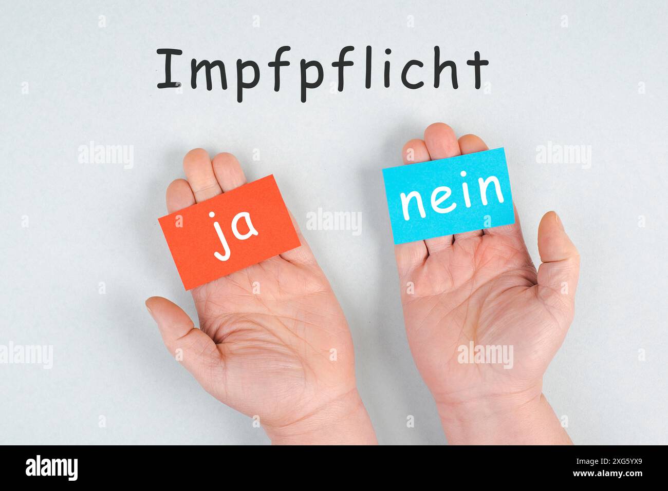 Obligatorische Impfung, deutsche Sprache, ja und nein steht auf dem Papier, trifft eine Entscheidung, covid-19 Stockfoto