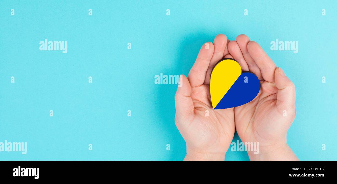 Ein Herz mit der Flagge der Ukraine, nationale Idendity, Kriegskrise zwischen der Ukraine und Russland, politische Frage, isolierter Hintergrund Stockfoto
