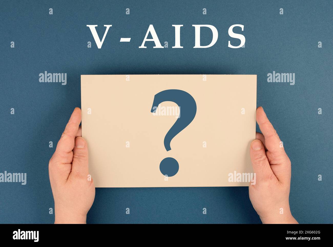 Das Wort V-AIDS steht auf einem Papier, neue Autoimmunerkrankung, die durch Covid-19-Impfung verursacht wird, Schäden des Immunsystems, Gesundheitsproblem Stockfoto