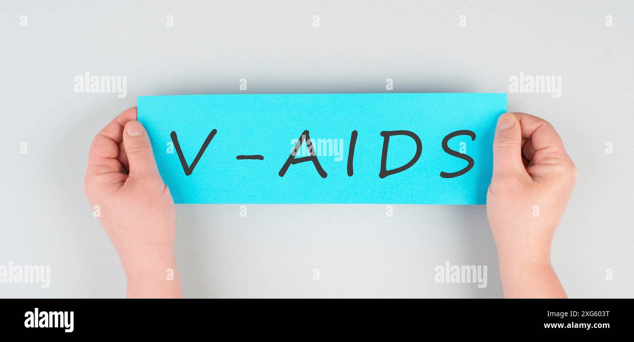 Das Wort V-AIDS steht auf einem Papier, neue Autoimmunerkrankung, die durch Covid-19-Impfung verursacht wird, Schäden des Immunsystems, Gesundheitsproblem Stockfoto