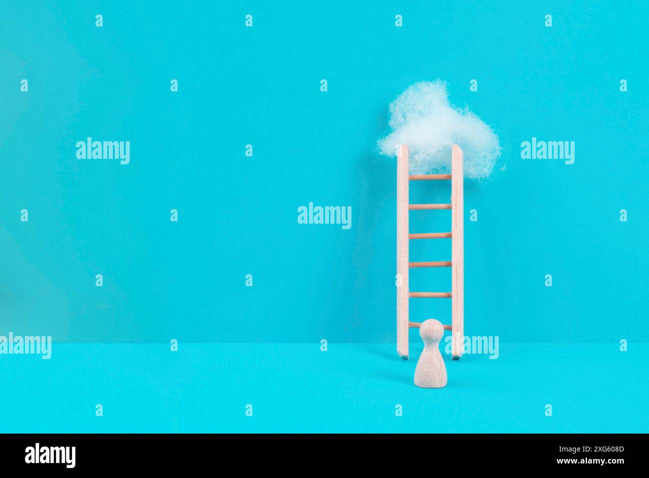 Der Mensch steht neben einer Leiter, klettert in der Karriere nach oben, hat ein Ziel, Brainstorming für Ideen, Erfolgsstrategie, nimmt eine Herausforderung an, Unternehmen Stockfoto