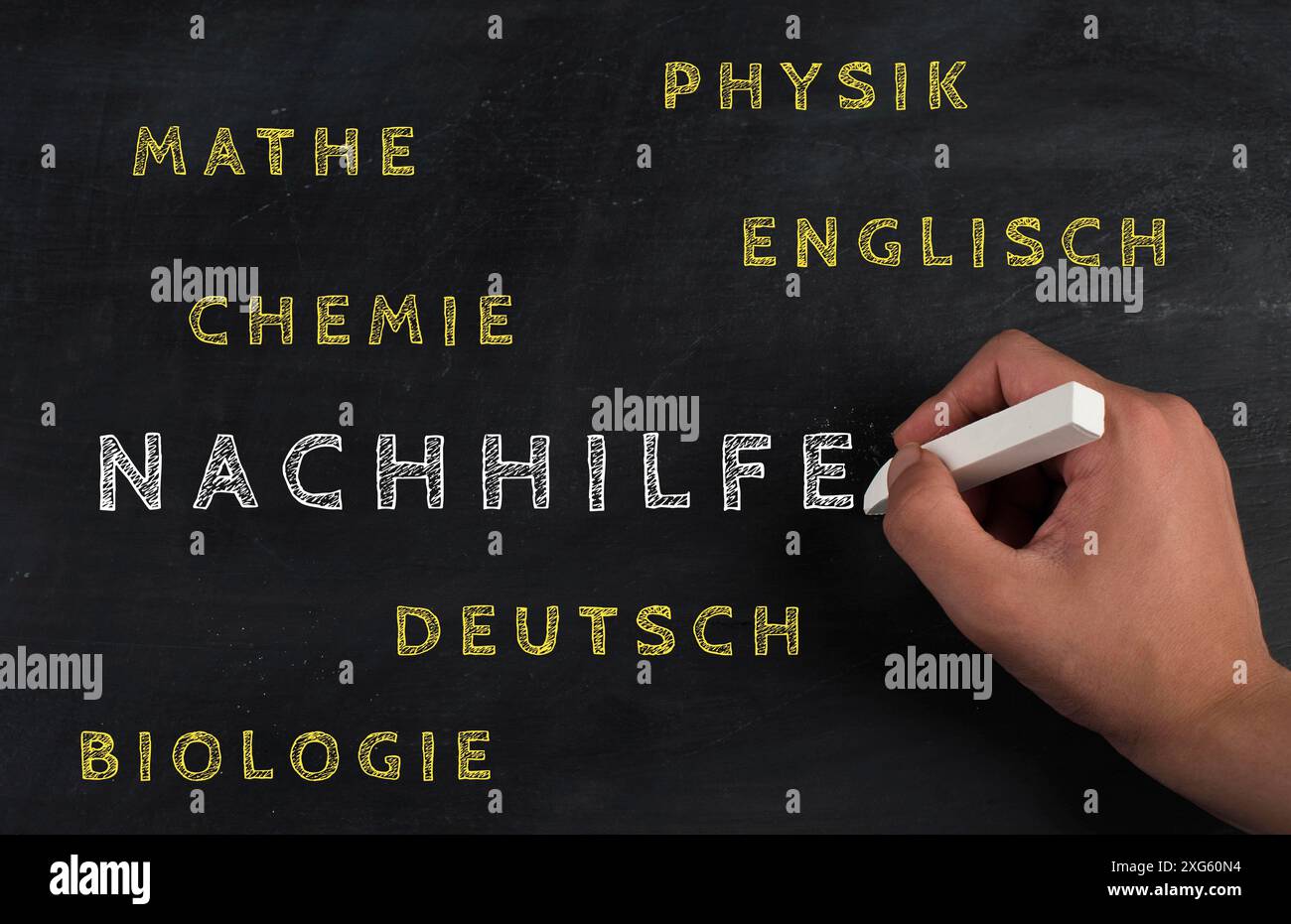 Das Wort für Privatunterricht steht in deutscher Sprache auf einer Tafel, Hilfe für Studenten in Mathematik, Physik, Chemie, englisch und Biologie Stockfoto