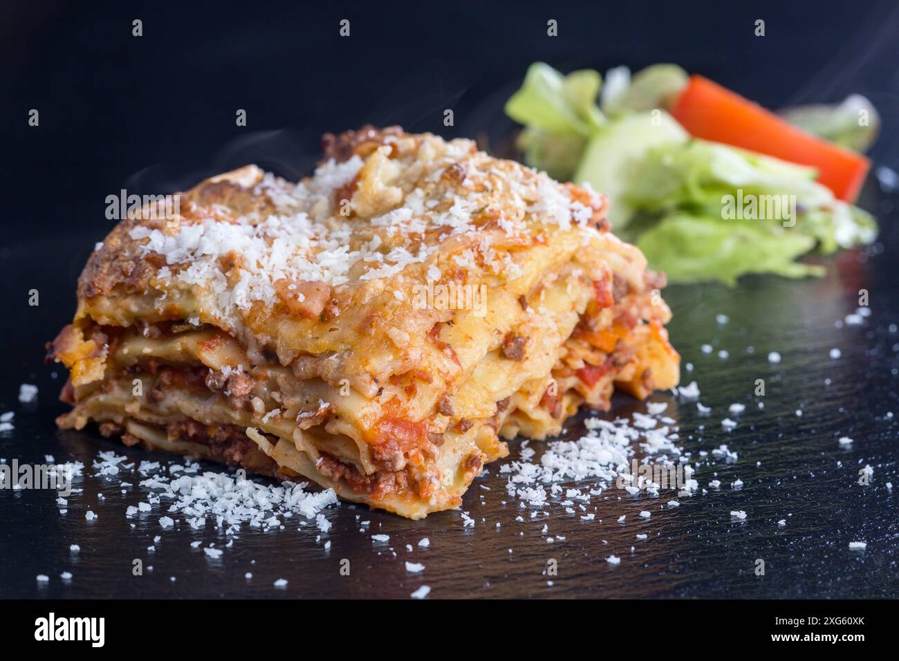 Frische Lasagne auf schwarzem Schiefer Stockfoto