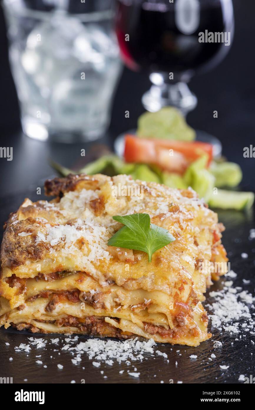 Frische Lasagne auf schwarzem Schiefer Stockfoto