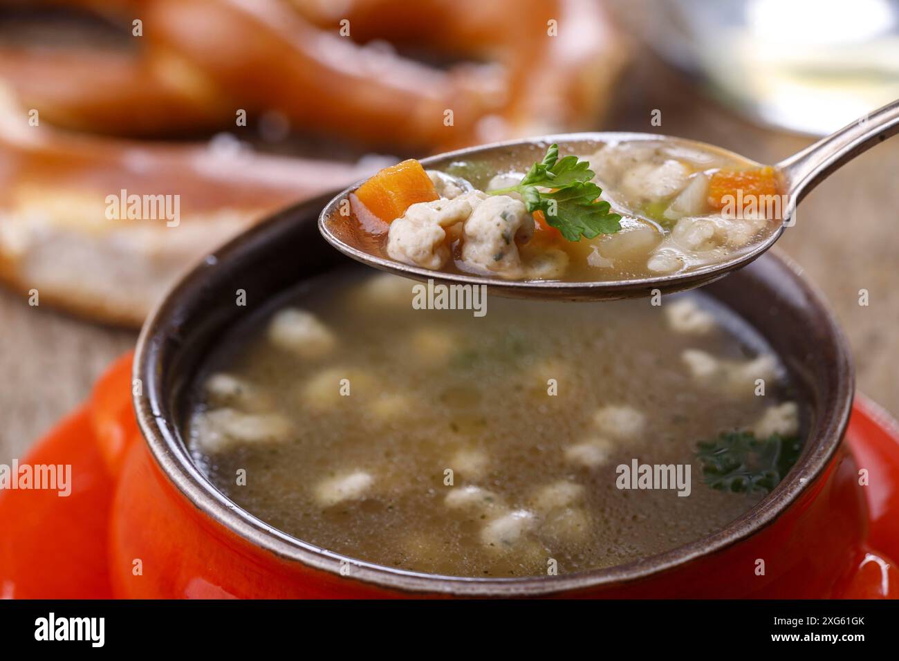 Bayrisch gebratene Spaetzle-Suppe Stockfoto